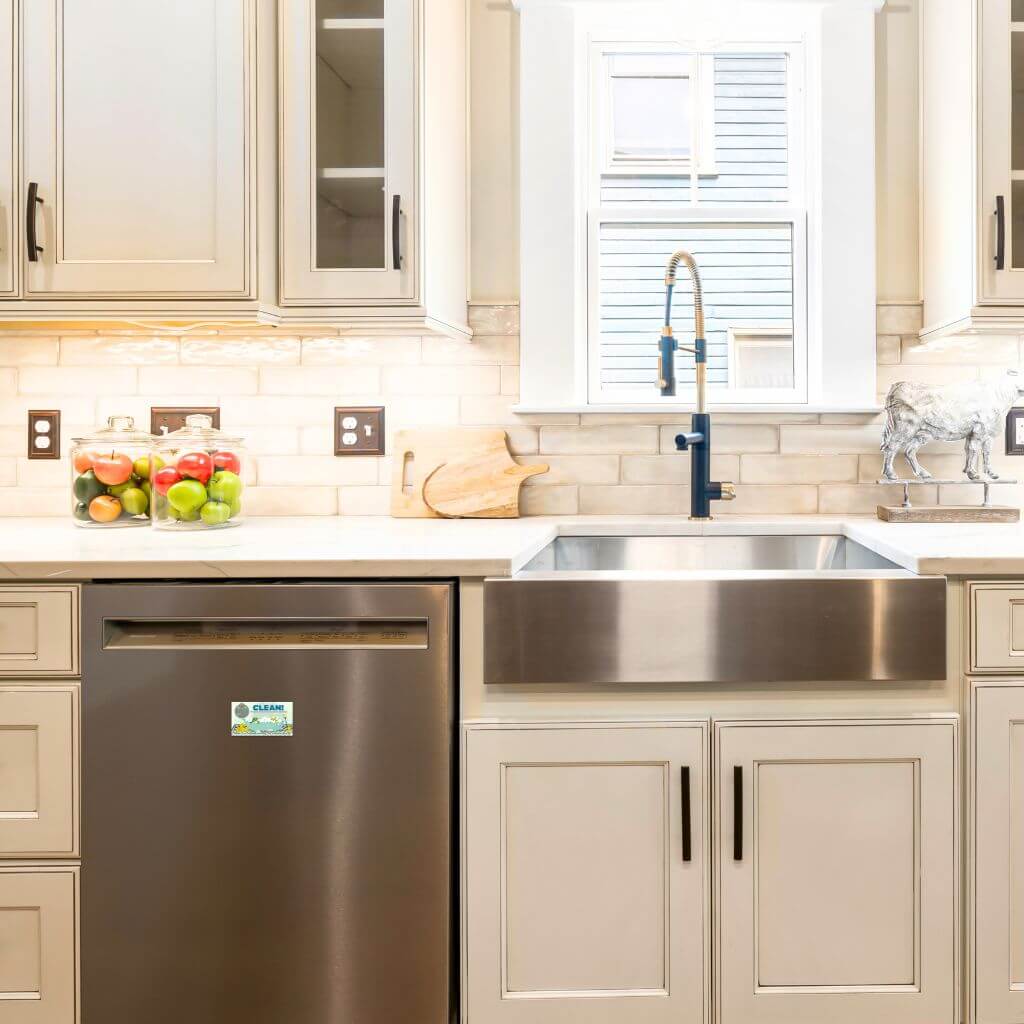 Clean Dirty Indicator Magnet on Dishwasher in Kitchen